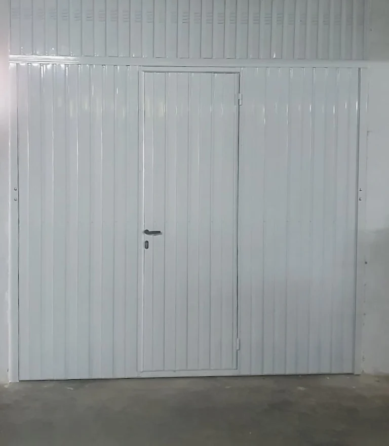 Puertas-Basculantes-con-Puerta-Peatonal